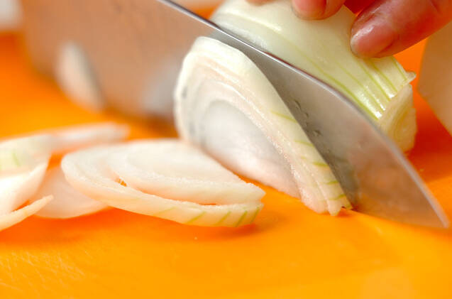 たっぷり玉ネギのオムレツの作り方の手順1