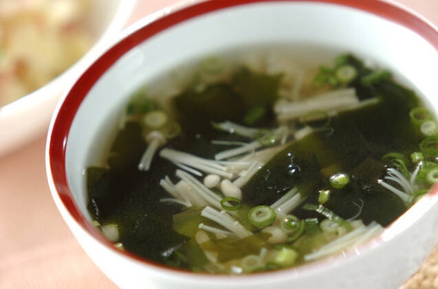 器に盛り付けたえのきだけとわかめのスープ