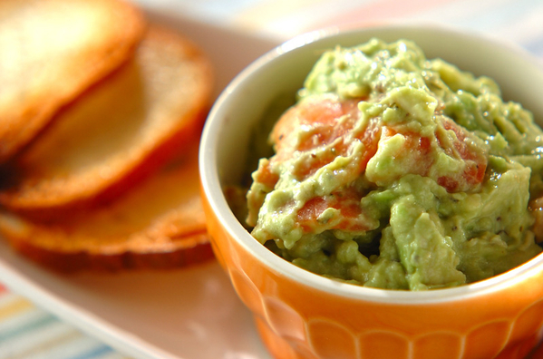 オレンジのココットに入ったバジル風味のアボカドサーモンのカナッペ