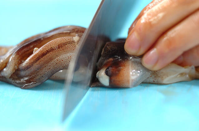 イカと玉ネギの揚げ物の作り方の手順1