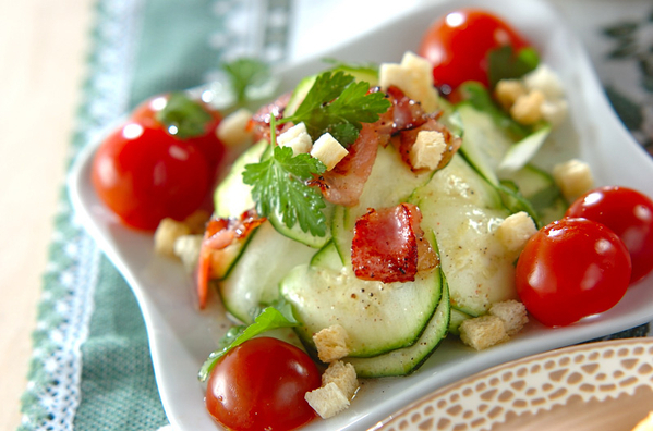 白い皿に盛り付けたズッキーニとベーコンのサラダ