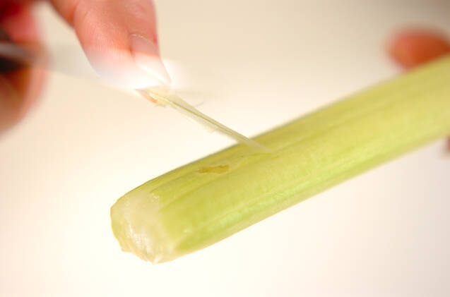 セロリとエビの炒め物の作り方の手順1