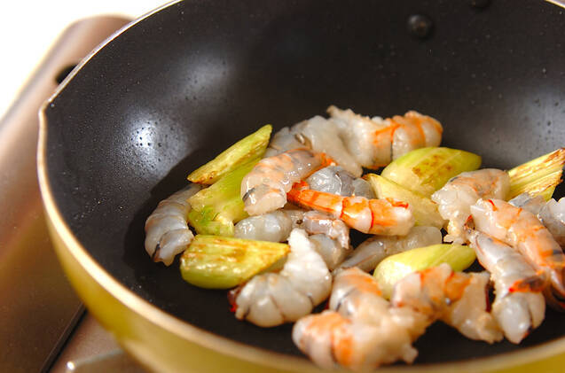 セロリとエビの炒め物の作り方の手順3