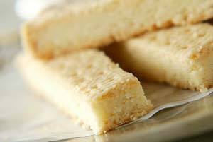 白い皿に盛り付けたショートブレッド