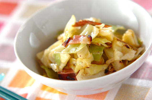 生クリームを使うキャベツベーコンのクリーム煮がスープボウルに盛り付けられているところ