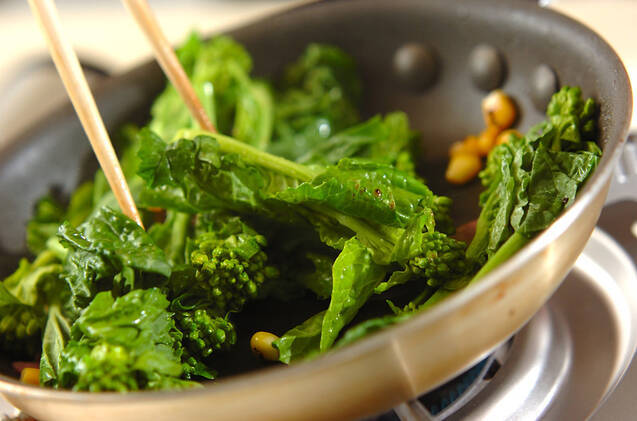 菜の花とベーコンの炒め物の作り方の手順2