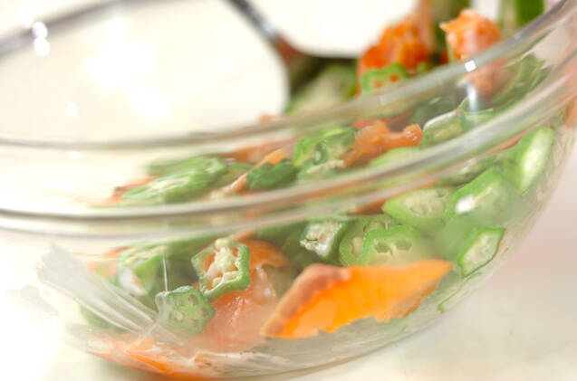 オクラとサーモンのサラダの作り方の手順5