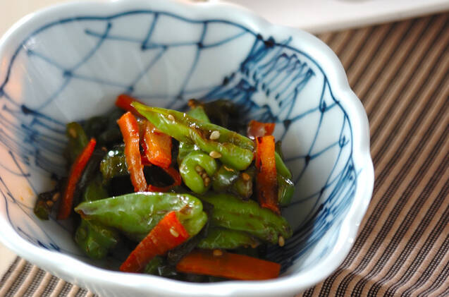 小鉢の中に盛られたししとうのきんぴら