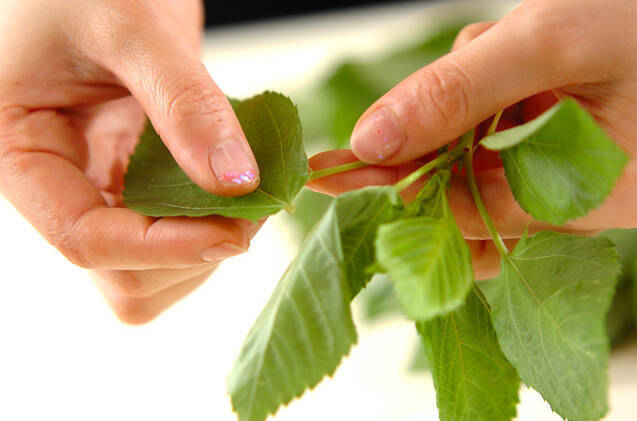 やさしいトロミがおいしい！モロヘイヤのみそ汁の作り方の手順1