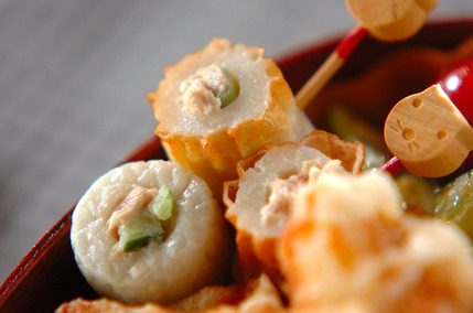 皿に盛り付けたちくわのツナマヨ詰め