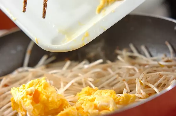 簡単激ウマ!もやしとふんわり卵のにんにくマヨ炒めの作り方3