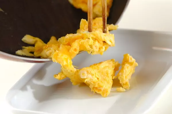 簡単激ウマ!もやしとふんわり卵のにんにくマヨ炒めの作り方1