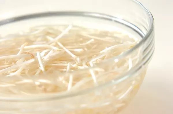 簡単激ウマ!もやしとふんわり卵のにんにくマヨ炒めの下準備1