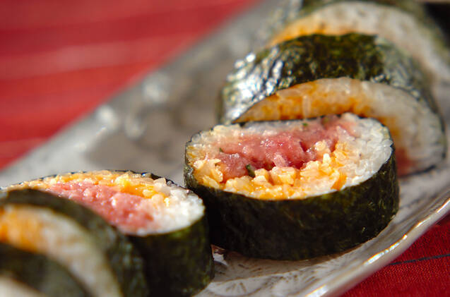 皿に盛られたとろと卵の巻き寿司