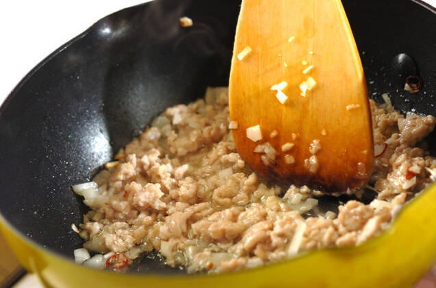 鶏そぼろバジル丼の作り方の手順2