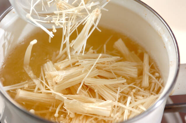 定番汁物！最高の組み合わせ エノキと油揚げのみそ汁の作り方の手順3