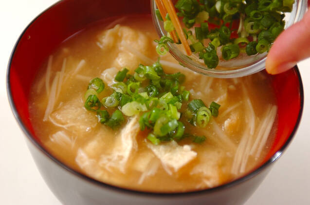 定番汁物！最高の組み合わせ エノキと油揚げのみそ汁の作り方の手順4