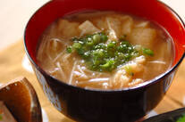 定番汁物！最高の組み合わせ エノキと油揚げのみそ汁