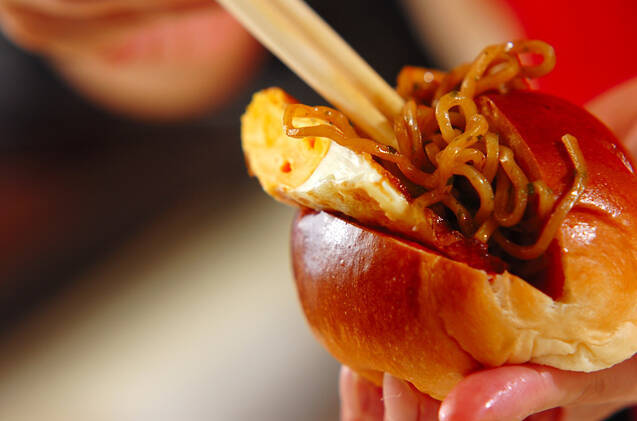 広島焼き風焼きそばパンの作り方の手順2
