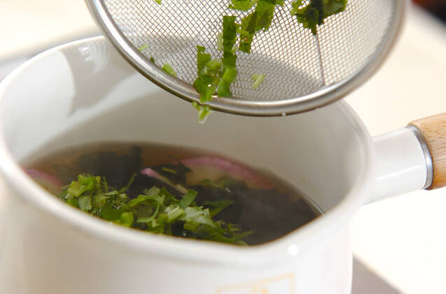 ワカメとカマボコのお吸い物の作り方の手順4