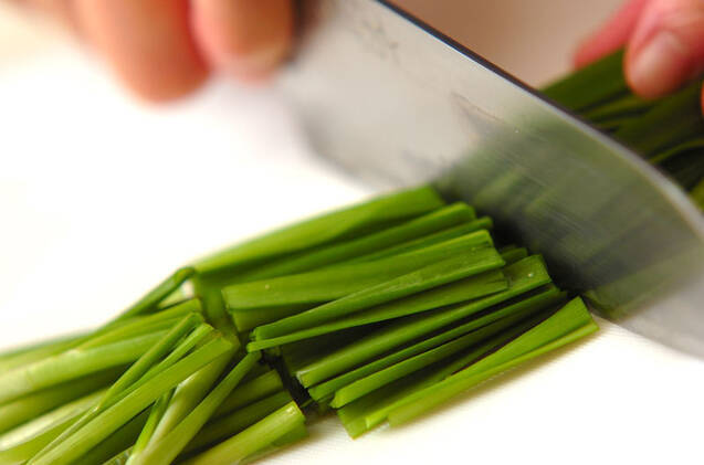 ニラとシメジのヘルシーゴマ和えの作り方の手順1