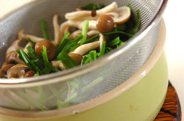 ニラとシメジのヘルシーゴマ和えの作り方の手順4