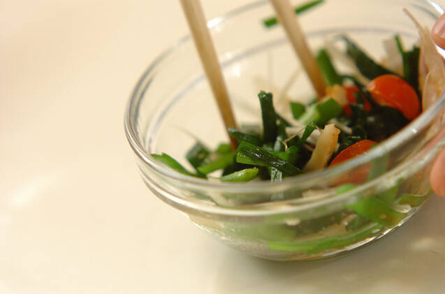 ニラとトマトの香り和えの作り方の手順3