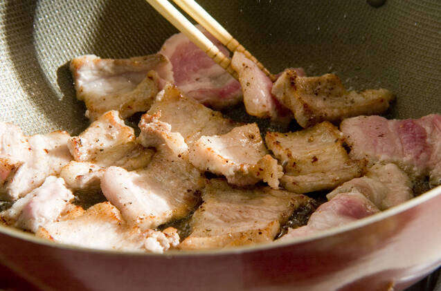 豚肉とカブの炒め煮の作り方の手順2