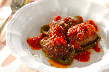 簡単で食べやすいピーマンの肉詰め トマトソース ご飯がすすむ