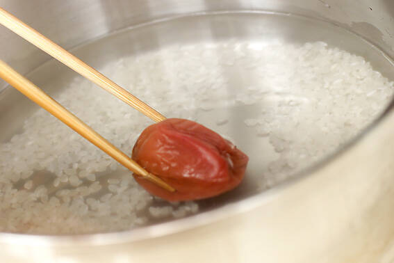 梅おかゆと半熟卵の作り方の手順4