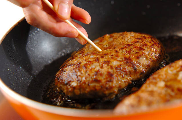 シンプルハンバーグ野菜炒め添えの作り方の手順8