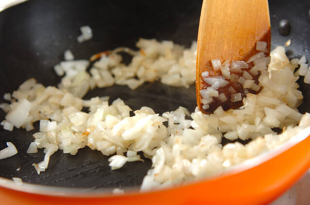 シンプルハンバーグ野菜炒め添えの作り方の手順1