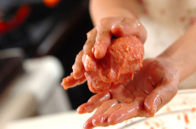 シンプルハンバーグ野菜炒め添えの作り方の手順6