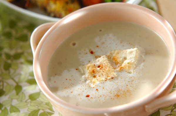 ピンク色のスープカップに入った生クリームで濃厚なすのポタージュ