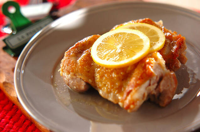岩肌の小皿に盛りつけられている鶏もも肉の塩レモンバターソテー
