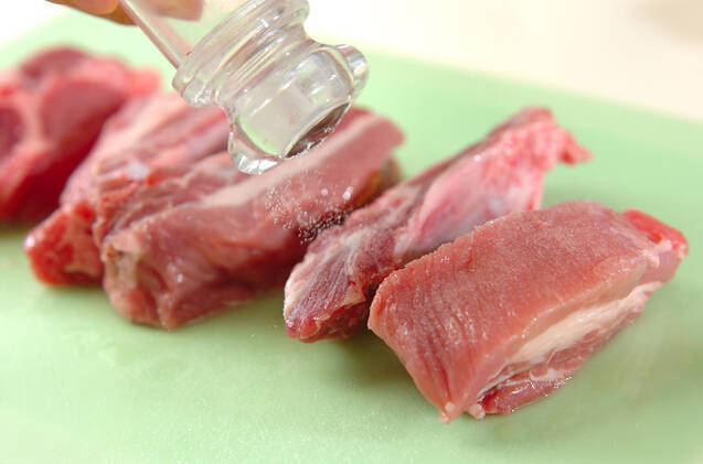 豚骨付きバラ肉のペッパー焼きの作り方の手順1