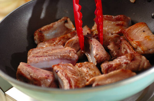 骨付き豚バラ肉と野菜の甘辛煮の作り方の手順2
