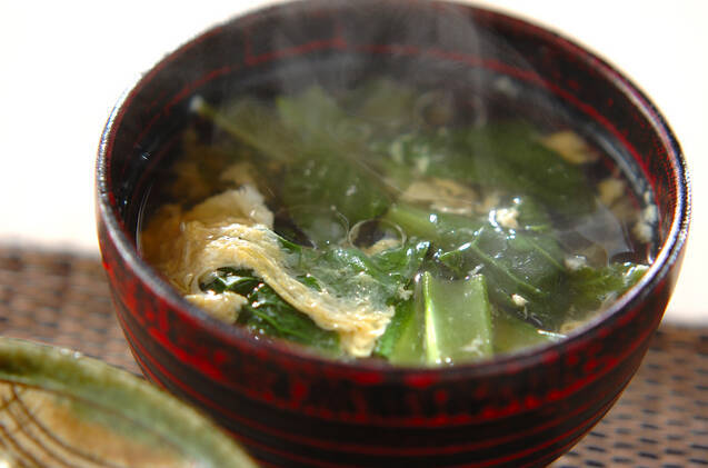 木の汁碗に盛られた小松菜のかきたま汁