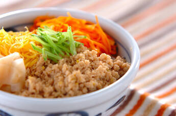 甘辛鶏そぼろとふんわり卵の4色丼