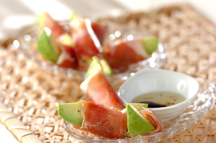 簡単やみつきおつまみ！アボカドの生ハム巻き