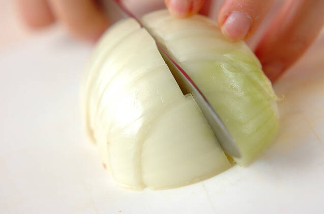 玉ネギとナメコのみそ汁の作り方の手順1