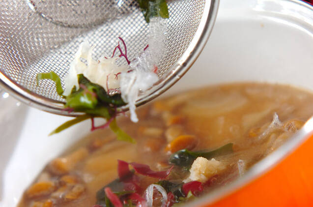 玉ネギとナメコのみそ汁の作り方の手順5