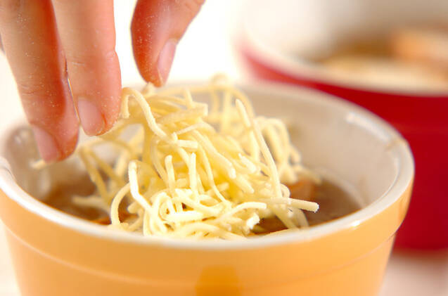 飴色玉ネギのオニオングラタンスープの作り方の手順7