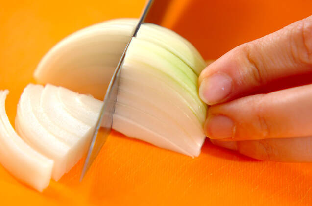 玉ネギのみそ汁の作り方の手順1