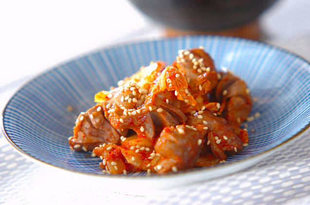 青い皿に盛り付けたすなぎものキムチ炒め