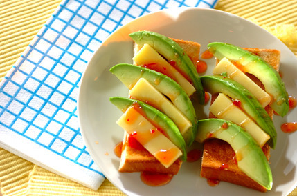 アボカドとチェダーチーズのスティックオープンサンド