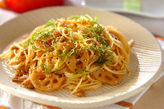 白いお皿に盛られたれんこんと大葉の和風パスタ
