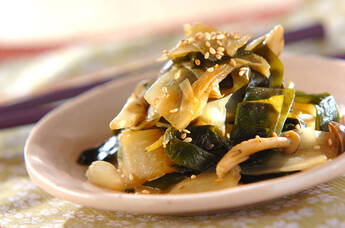 ワカメとウドのショウガきんぴら