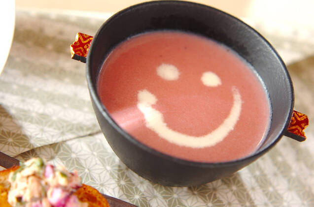 ピンク色のビーツのスープ