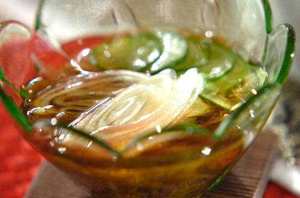 ガラスの器に盛り付けたみょうが入りもずく酢